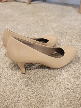 Life Stride Nude Patent Kitten Heel Pumps